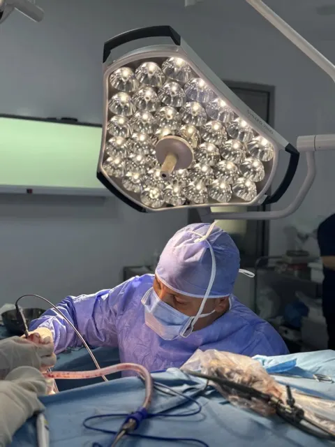 Chirurgien et champ opératoire stérile, photographie médicale professionnelle