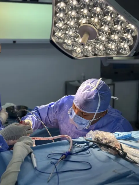 Chirurgien manipulant ses instruments, reportage photo en milieu stérile
