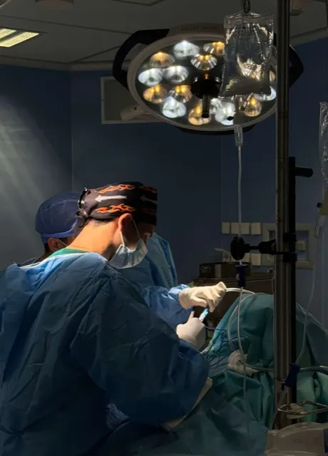 Chirurgien au travail, photographie médicale pour communication professionnelle