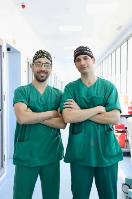 Portrait d'équipe médicale en tenue de bloc dans le couloir d'une clinique en Tunisie