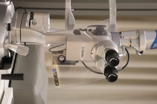 Microscope chirurgical ophtalmologique, shooting d'équipement médical professionnel
