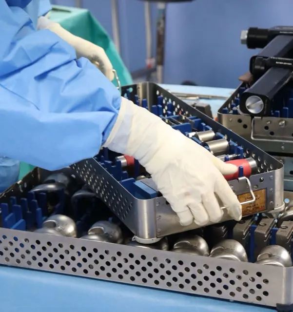 Instruments et implants chirurgicaux sur plateau stérile, photographie en bloc opératoire